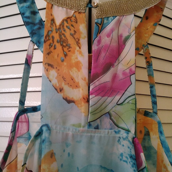 🌹Bundle any Ladies top with a rose 3 for $30 - Picture 2 of 4